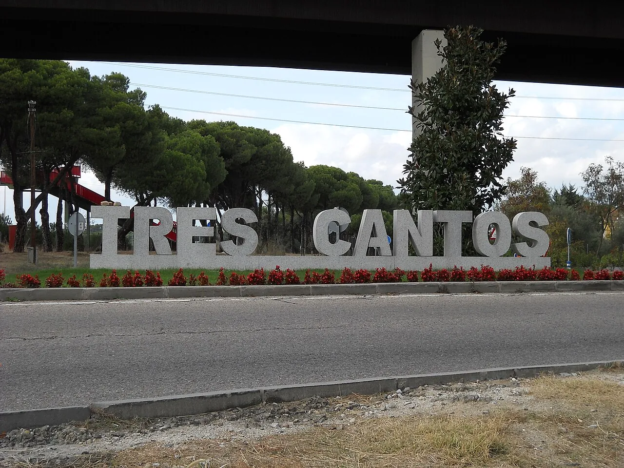 Cartel de granito de bienvenida a Tres Cantos, Madrid